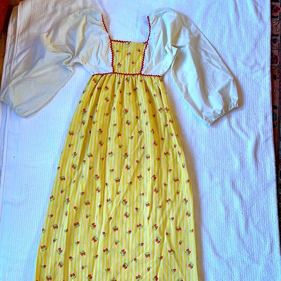 Vintage 70’s maxi dress w/ white puff sleeves & yellow skirt w/ red strawberries - Picture 5 of 7